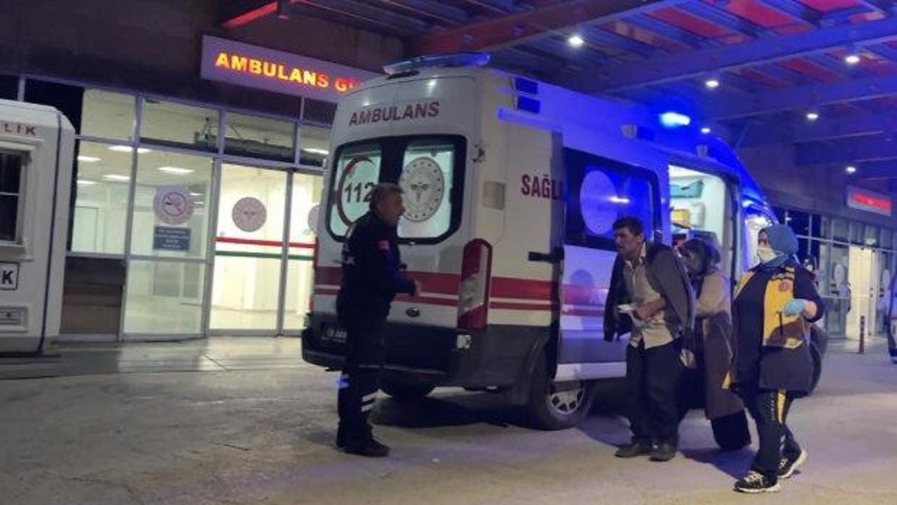 Çorum'da bir düğün salonunda yemek sonrası rahatsızlanan davetliler hastaneye kaldırılıyor.
