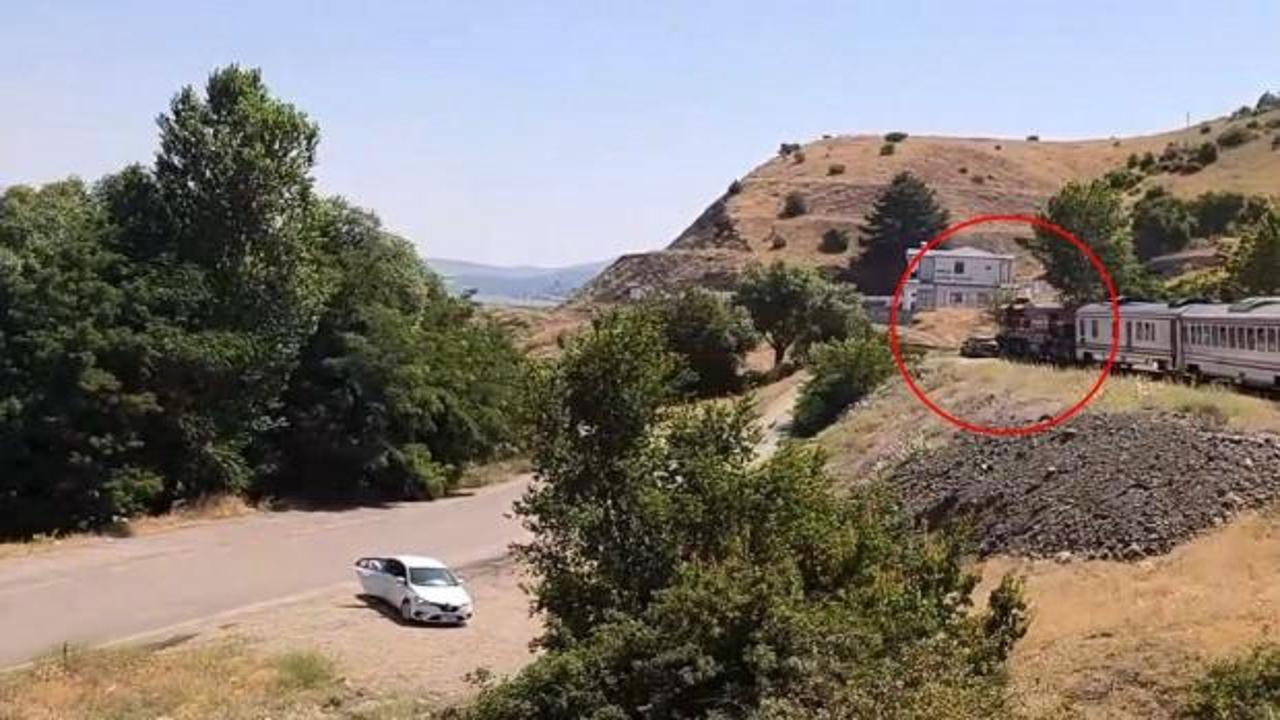 Elazığ’da yolcu treni otomobil ile çarpıştı