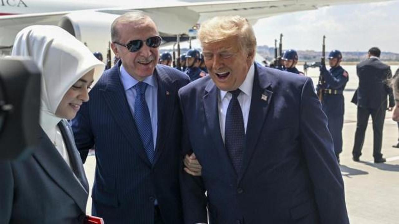 ABD Başkanı Donald Trump, Cumhurbaşkanı Recep Tayyip Erdoğan'ı uçağının kapısında karşılıyor.