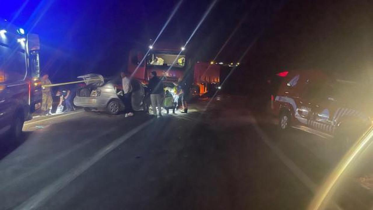 Malatya'da otomobil ile TIR'ın kafa kafaya çarpıştığı kaza yerinden genel görünüm.
