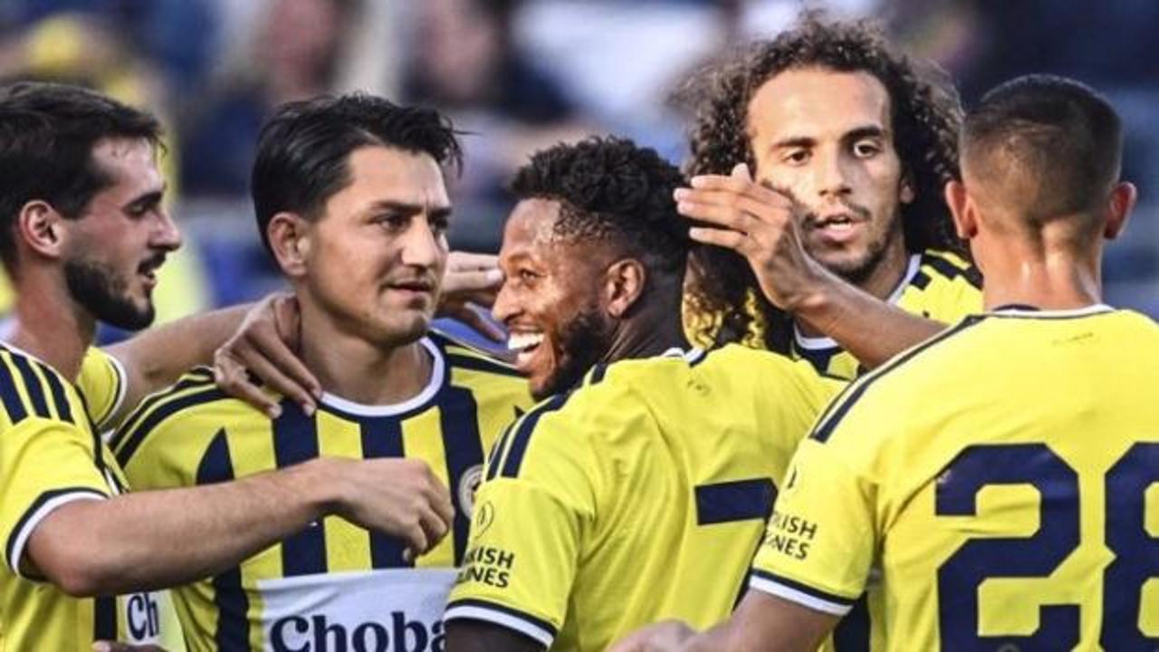 Fenerbahçe oyuncuları maç sonrası galibiyeti kutluyor.