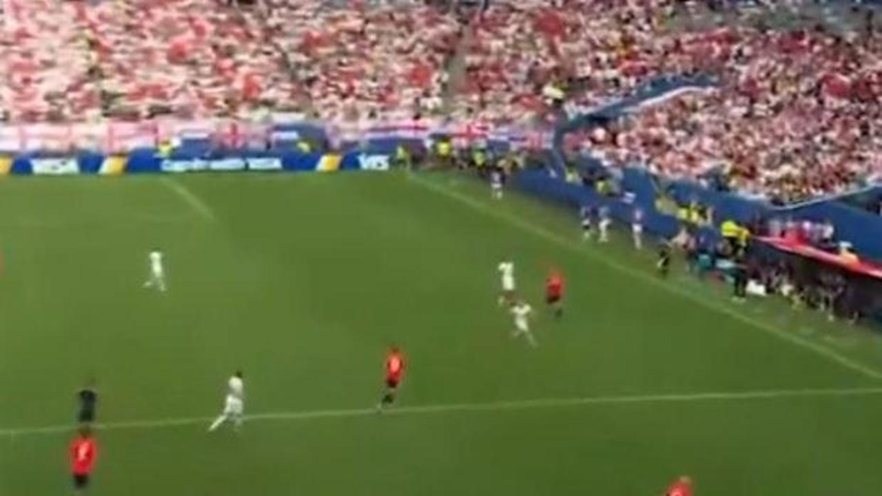 İngiltere ve Norveç milli takımlarının futbolcuları sahada mücadele ederken.