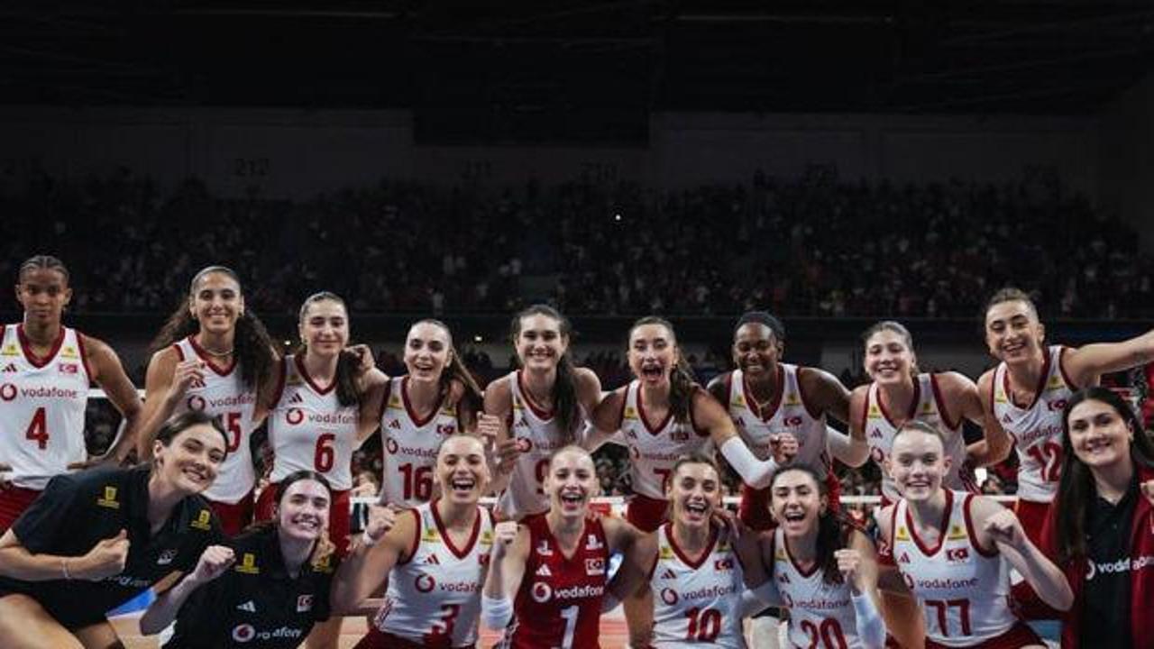 A Milli Kadın Voleybol Takımı oyuncuları file önünde sevinirken