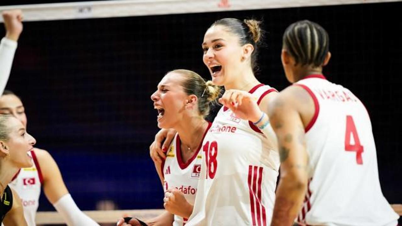 A Milli Kadın Voleybol Takımı oyuncuları maç sırasında sevinirken