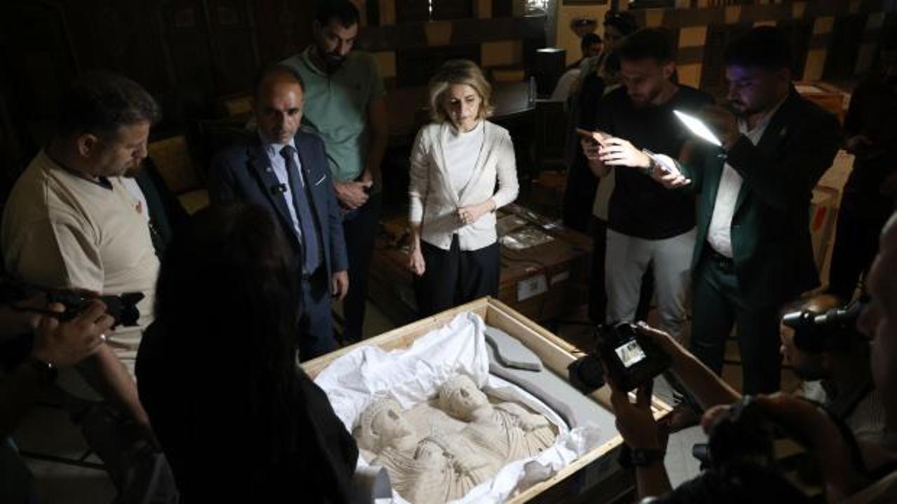 Suriye Kültür Bakanı Muhammed es-Salih'in açıklaması sırasında çekilmiş bir fotoğraf.