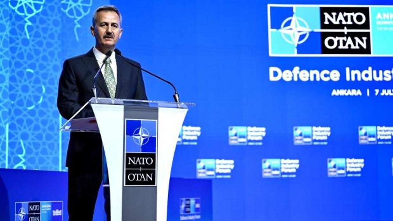 Savunma Sanayii Forumu'nda konuşma yapan bir yetkili