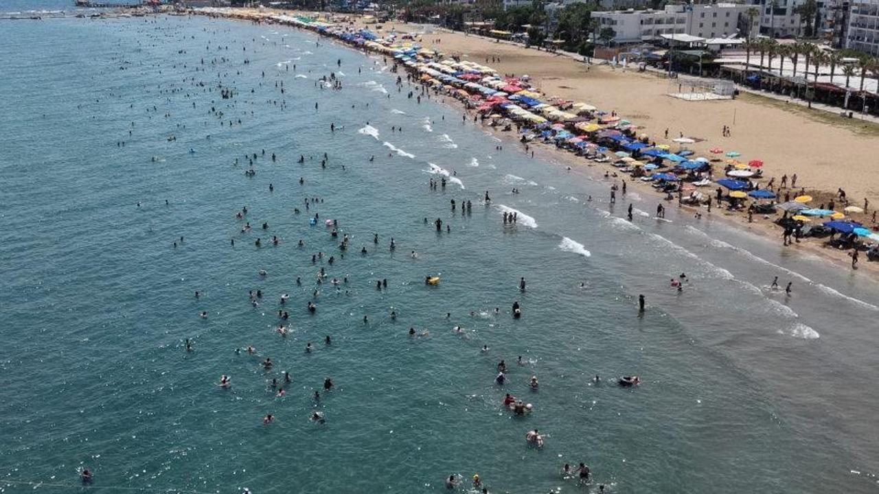 Mersin'de sıcak hava nedeniyle dolup taşan plajlar