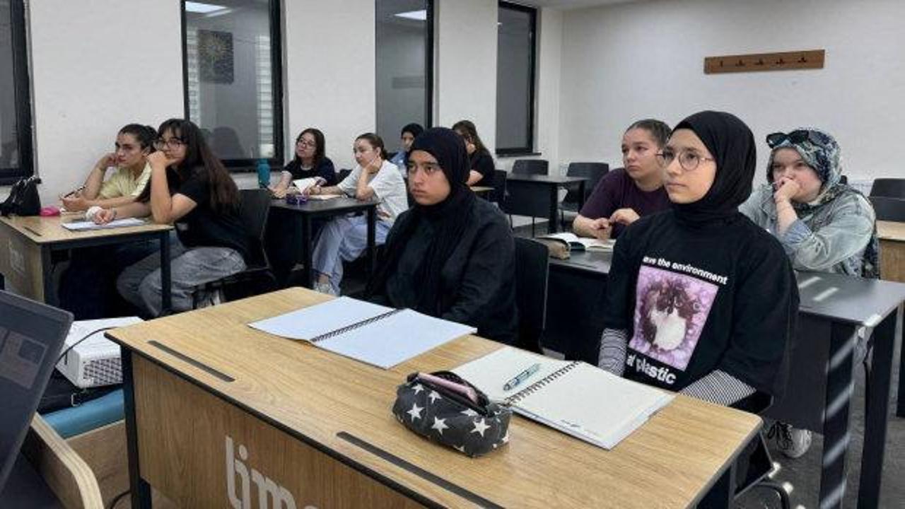 Konya Büyükşehir Belediyesi yaz okulu programına katılan öğrenciler