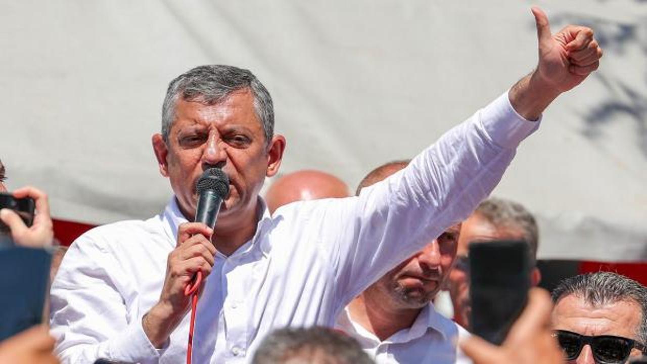Cumhuriyet Halk Partisi Grup Başkanı Özgür Özel'in halkla bir araya geldiği ve halk ekmek fırını açılışı yaptığı anlardan bir görüntü.