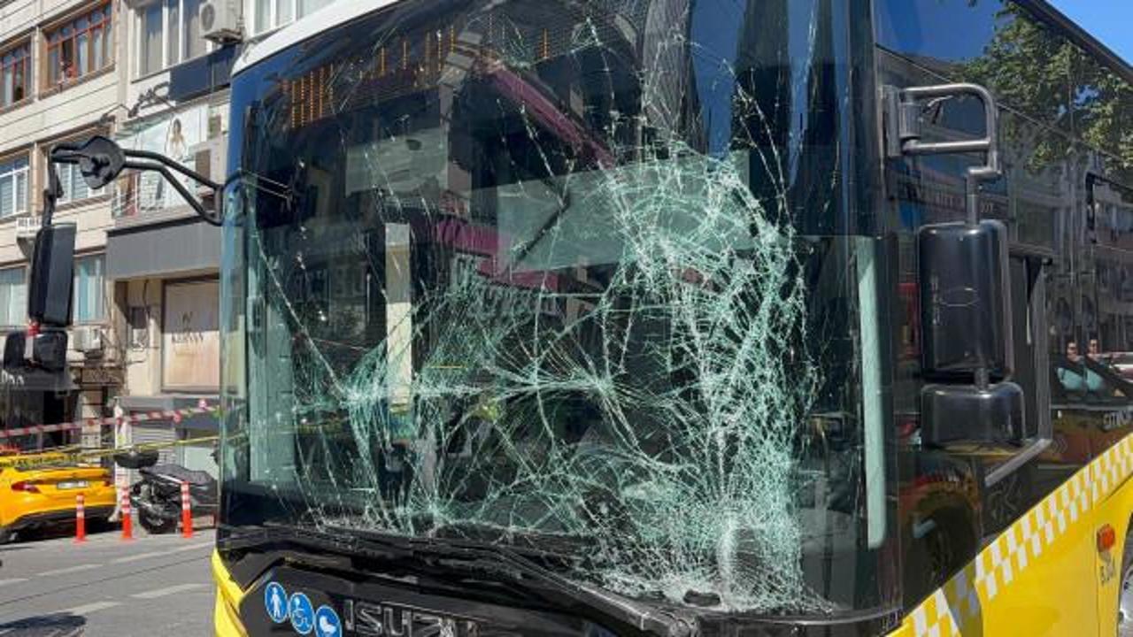İETT otob&uuml;s&uuml; ambulansla &ccedil;arpıştı: Yaralılar var!