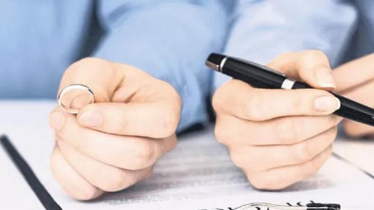Boşanma davası sonrası adliye önünde duran çiftin silüeti