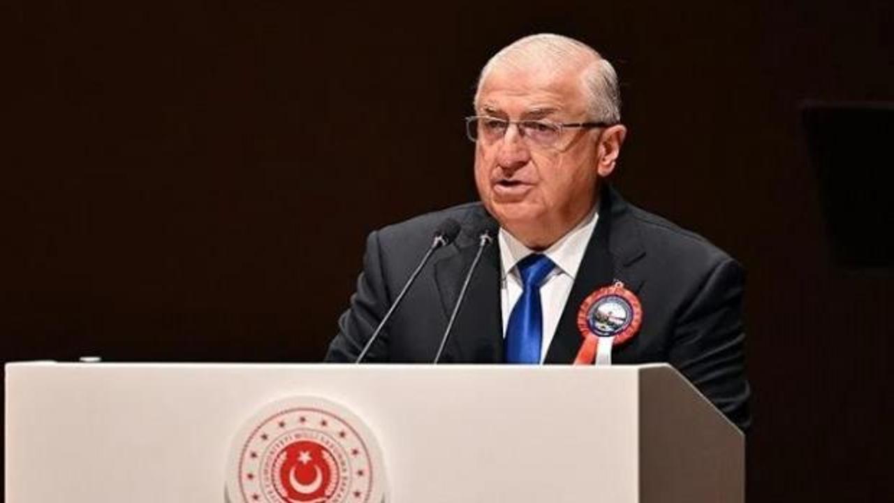 Milli Savunma Bakanı Yaşar Güler ve İran Savunma Bakan Vekili Seyid Macid İbn’ül Rıza'nın görüşmesine dair görsel.
