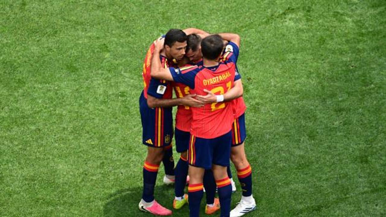 İspanya ve Belçika milli futbol takımları oyuncuları Dünya Kupası çeyrek final maçında mücadele ediyor.
