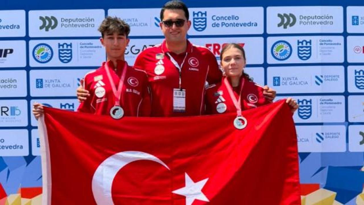 Milli sporcular Tulya Kesebir ve Mehmet Doruk Özkan madalya töreninde.