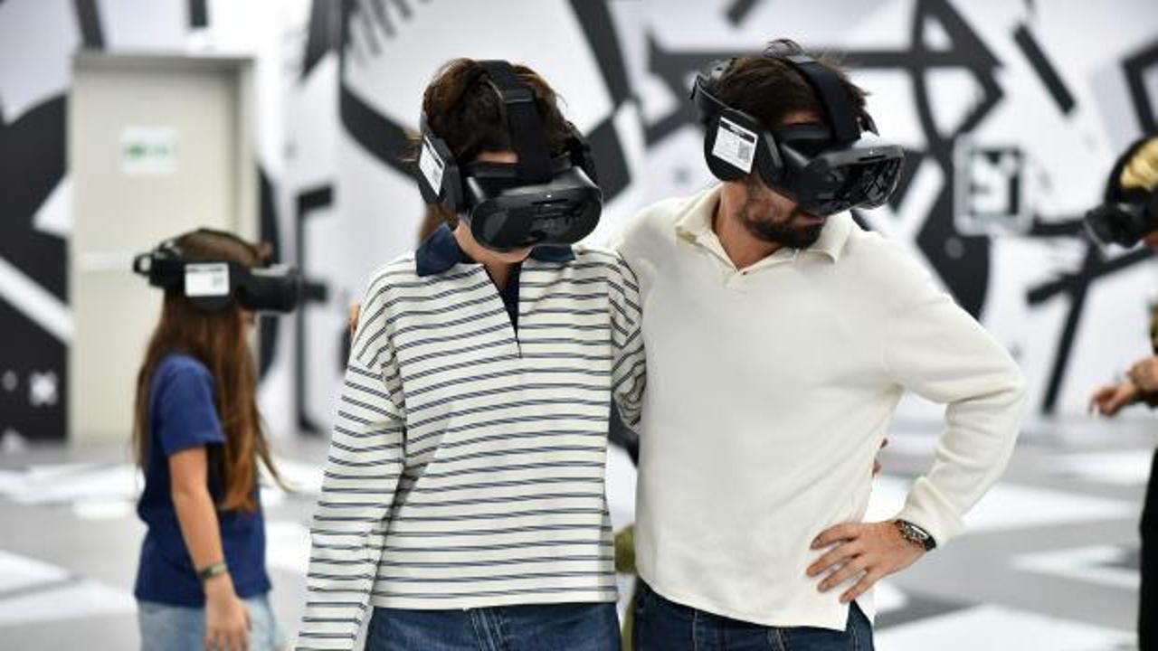 Müzeverse sanal gerçeklik müzesi içinde bir ziyaretçinin deneyim anı