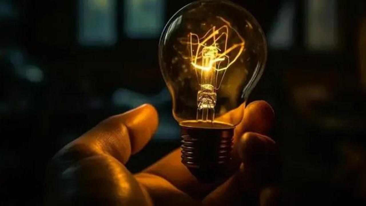 İstanbul'da elektrik direkleri ve enerji hatları