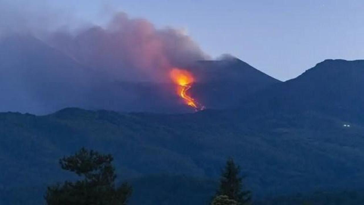 Etna Yanardağı'ndan yükselen kül bulutu