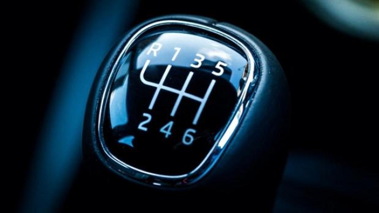 Subaru'nun geri dönecek olan manuel şanzımanlı otomobilinin genel görünümü.