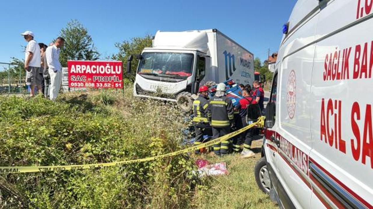 Bartın'da meydana gelen trafik kazasında kamyon ve patpatın çarpışması.