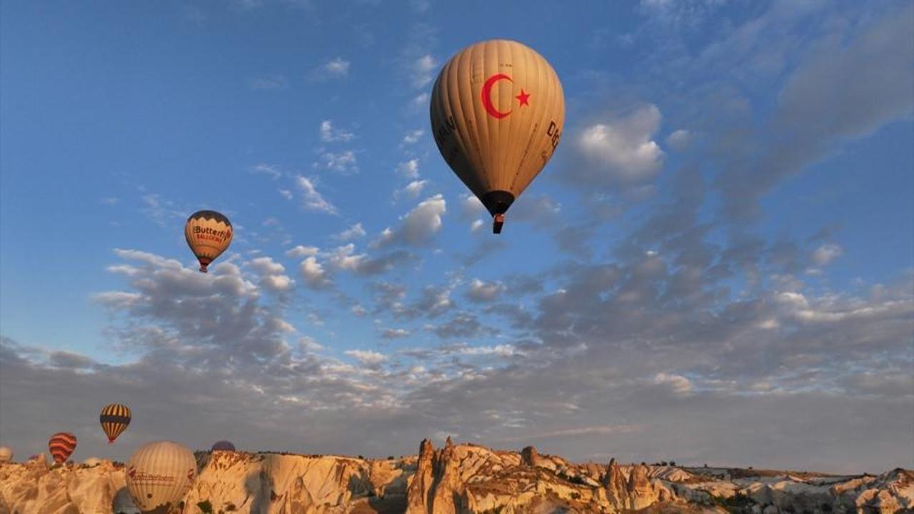 Kapadokya'da peribacaları üzerinde süzülen sıcak hava balonları