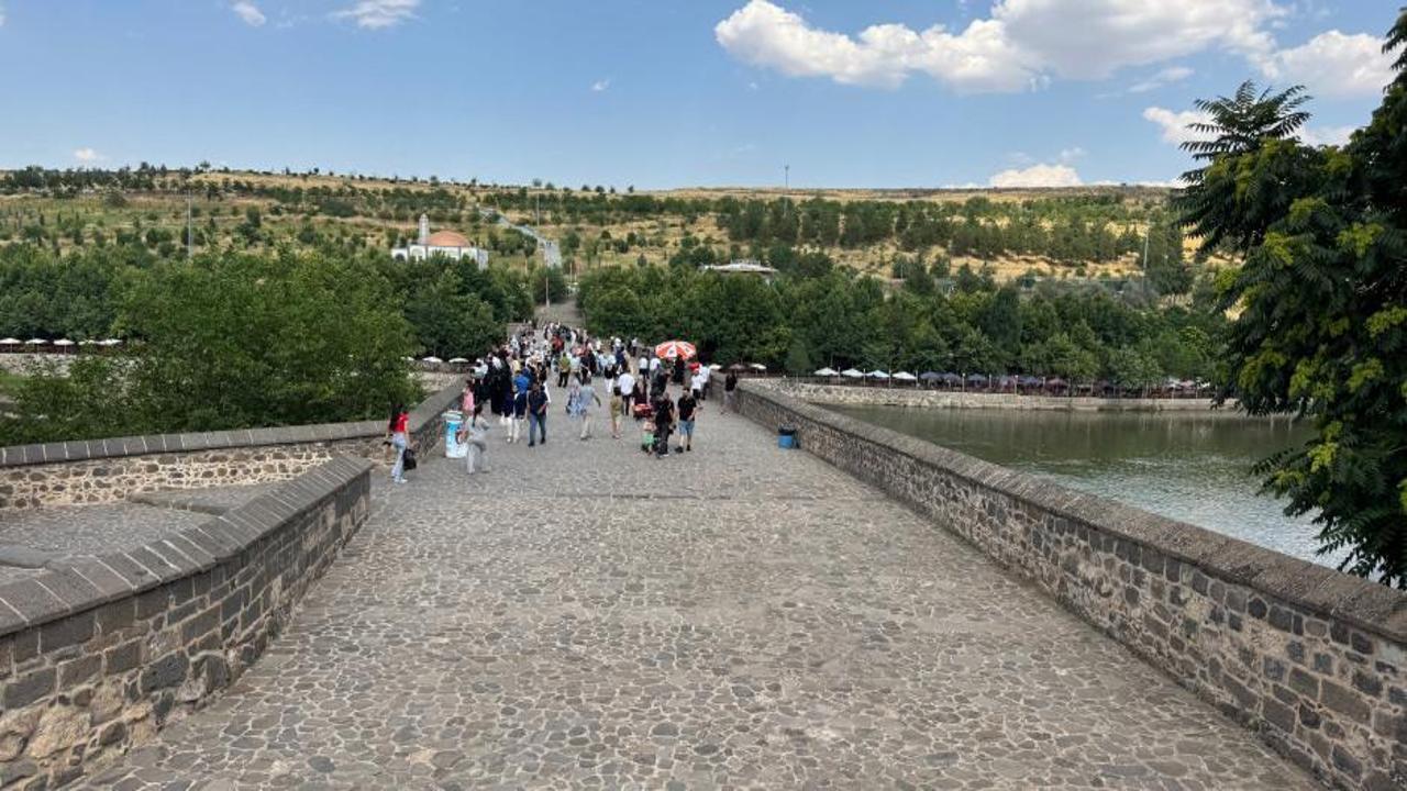 Diyarbakır'da sıcak hava nedeniyle boş kalan tarihi bir mekan