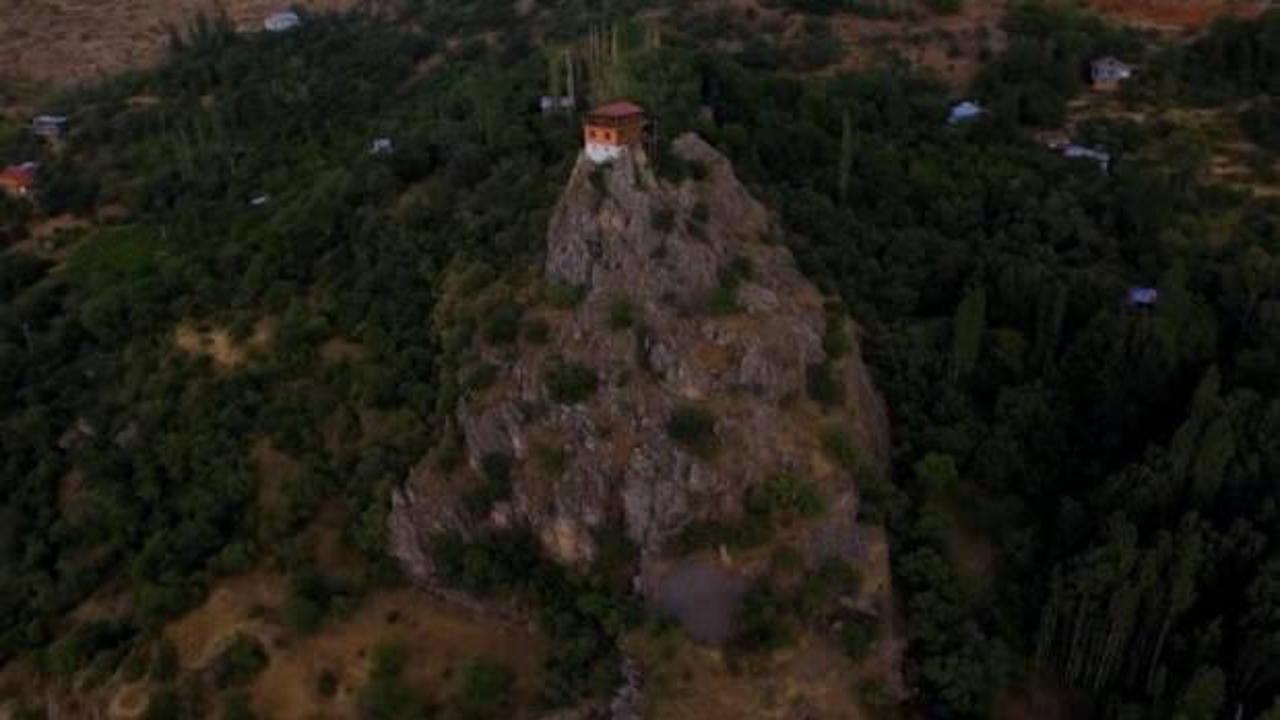 Kemaliye'de kayalıkların üzerine inşa edilmiş ev manzarası