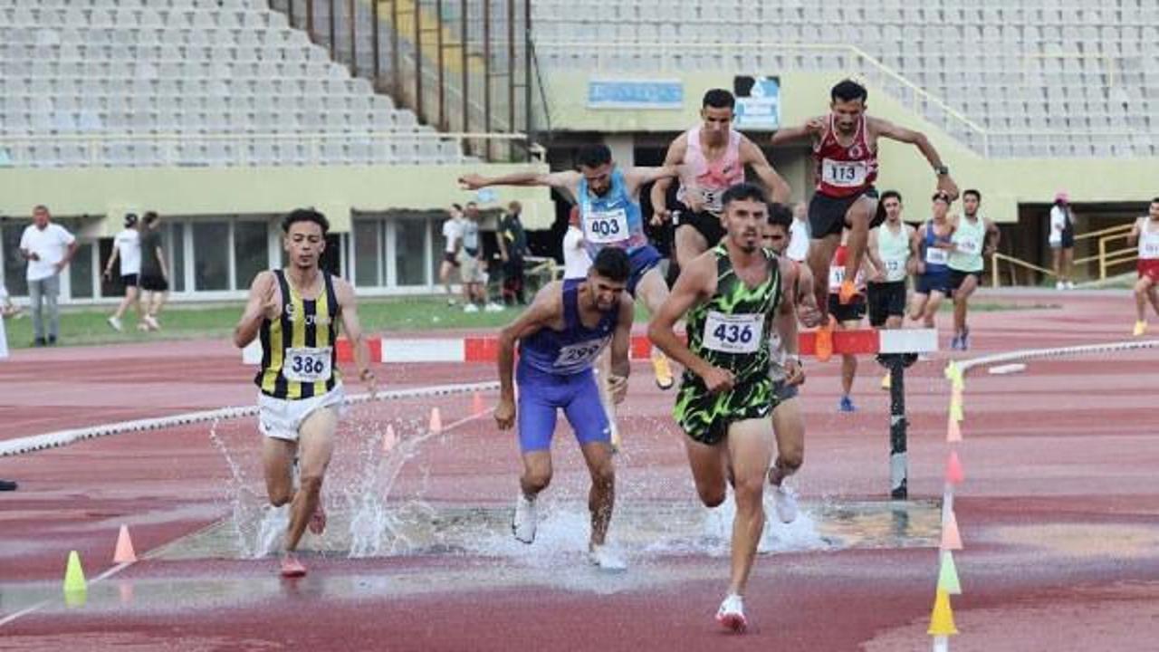 Konya Büyükşehir Belediyesporlu atletler madalyalarıyla birlikte