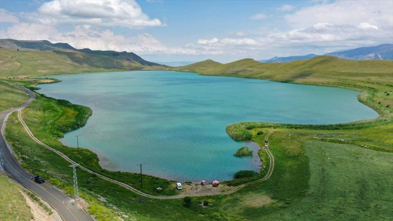 Deniz Gölü'nün berrak suları ve çevresindeki yeşil alanları gösteren manzara.