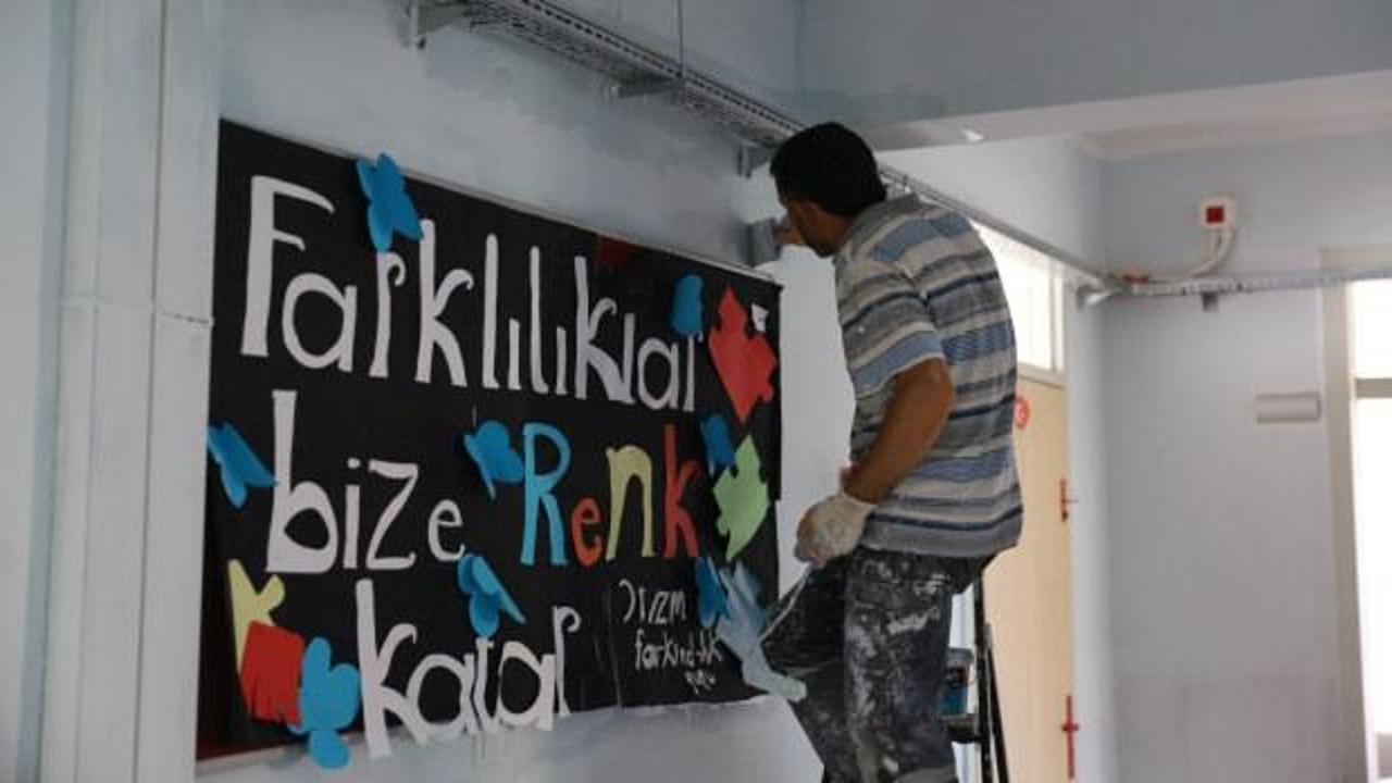 Bursa'da bir okulun dış cephesinde bakım ve onarım çalışması yapılıyor.