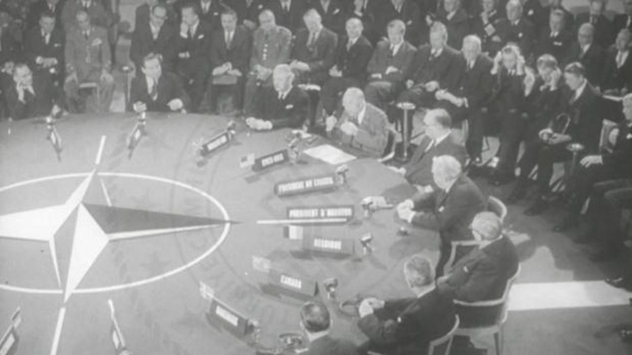 Türkiye'nin NATO üyeliğinin ilk yıllarına ait tarihi film arşivinden bir kesit gösteren görsel.