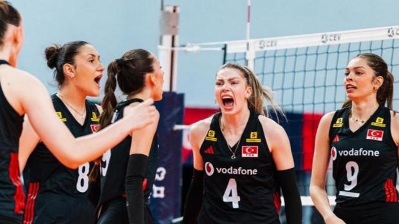 18 Yaş Altı Kadın Voleybol Milli Takımı oyuncuları madalyalarını alırken