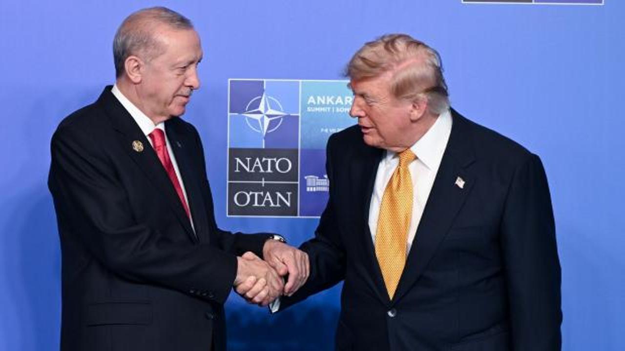 NATO zirvesine katılan liderlere sunulan özel tasarım kalemler ve defterler.