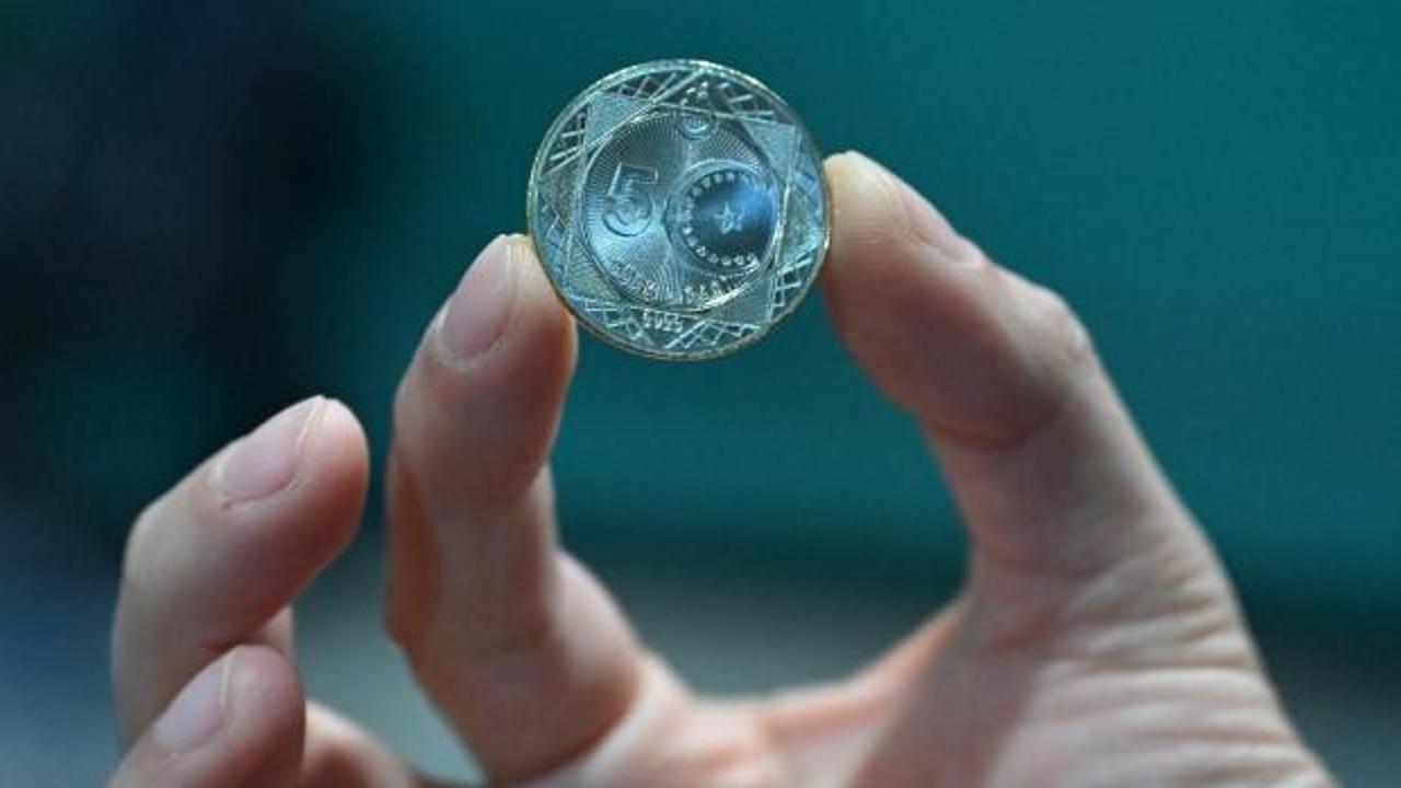 NATO Zirvesi anısına basılan 5 liralık hatıra parası ve üzerindeki NATO logosu ile Cumhurbaşkanlığı Külliyesi görseli.