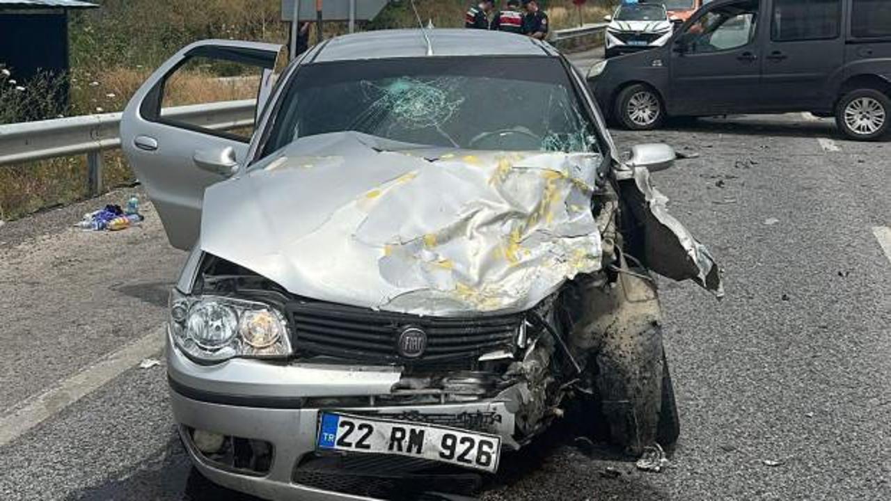 Edirne'de otomobil ile hafif ticari aracın karıştığı trafik kazası.
