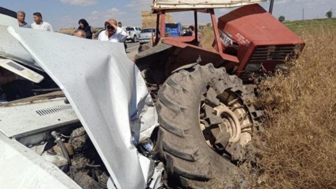 Otomobil park halindeki trakt&ouml;re &ccedil;arptı: 3 &ouml;l&uuml;, 1 yaralı