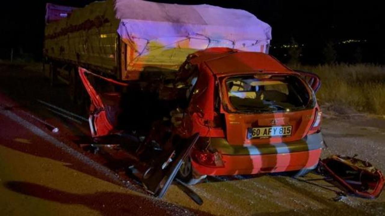 Tokat'ta bir otomobilin tırın dorsesine arkadan çarptığı kaza yerinden görüntü.