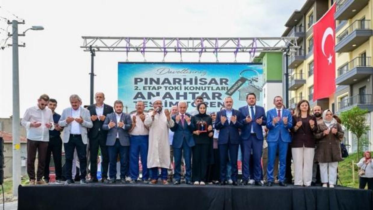 Pınarhisar'da sosyal konut anahtar teslim töreninden bir görüntü.
