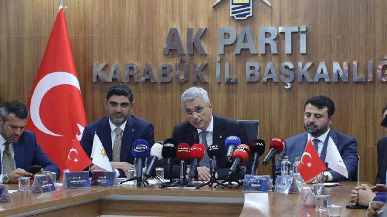 Sağlık Bakanı Kemal Memişoğlu konuşma yaparken