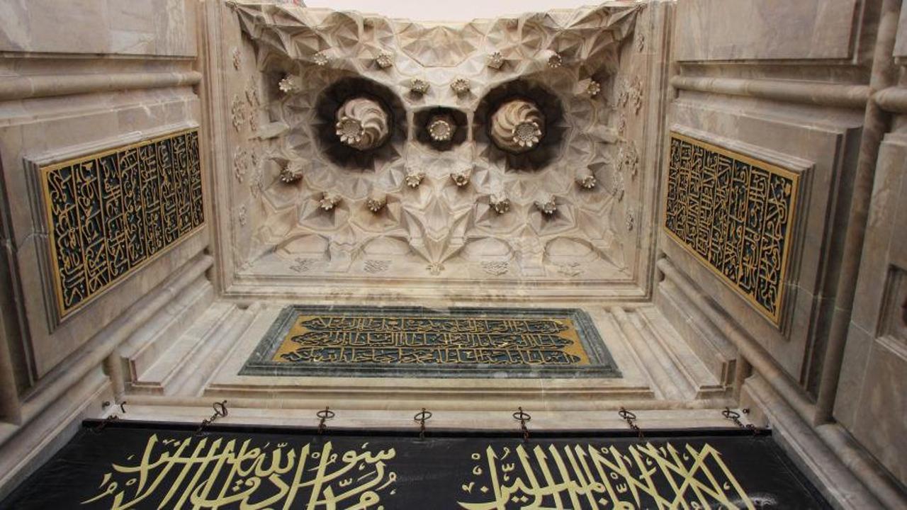 Amasya'daki 540 yıllık tarihi caminin minaresinde yer alan gizemli baykuş figürü.