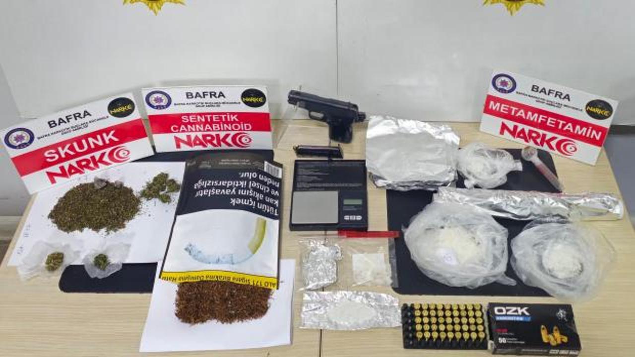 Bafra'da uyuşturucu tacirlerine yönelik operasyonda ele geçirilen uyuşturucu maddeler ve silah.