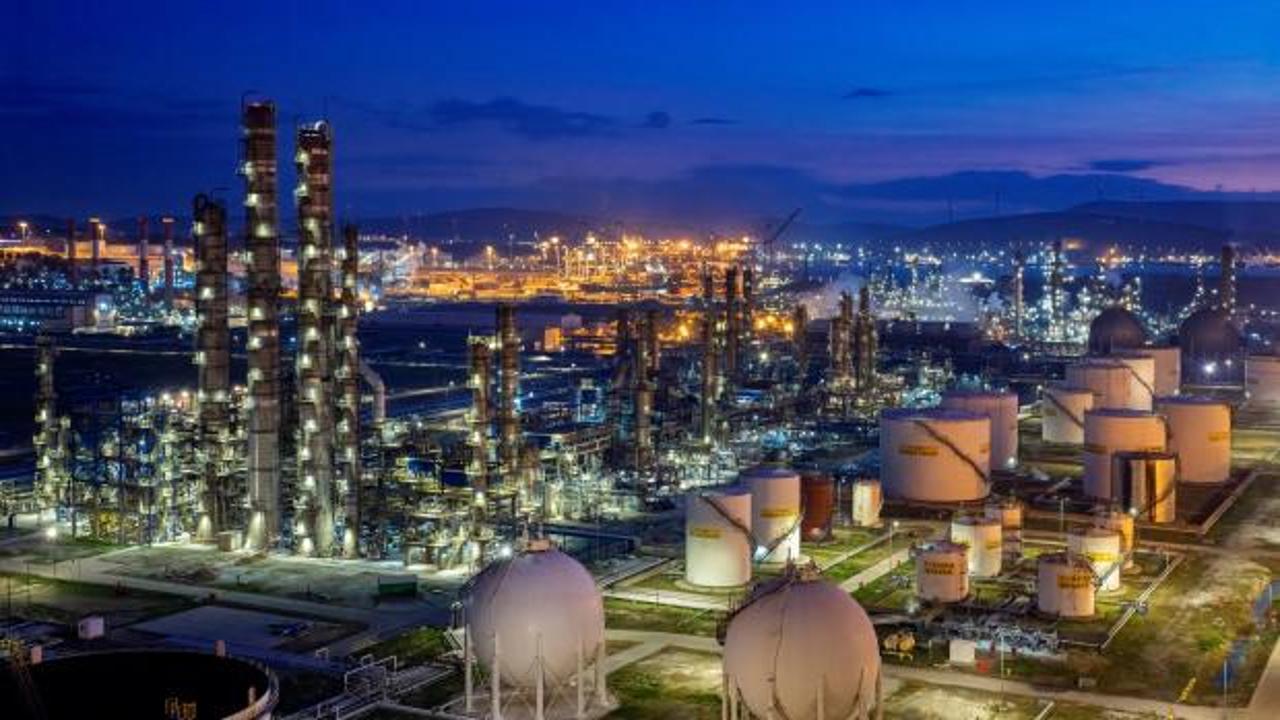SOCAR ve Technip yetkilileri iyi niyet anlaşması imzalarken