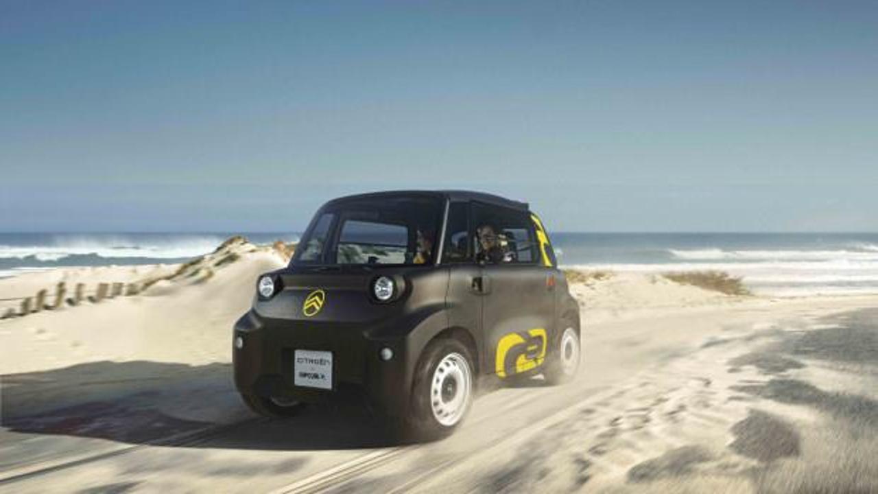 Citroën Ami Rip Curl modelinin sarı ve mor grafiklerle süslenmiş ön ve yan görünümü