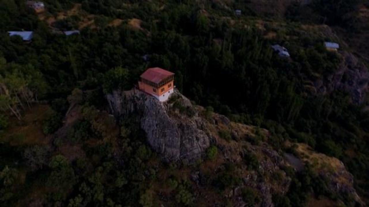 Erzincan Kemaliye'de kayalık üzerine inşa edilmiş ve 96 basamaklı merdivenle ulaşılan ev manzarası.