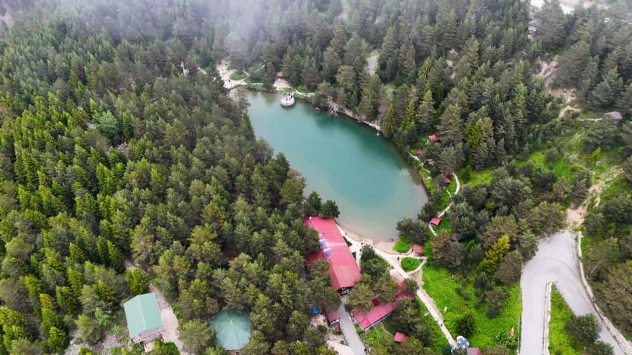 Temmuz ayında ziyaretçilerin mont giydiği Limni Gölü Tabiat Parkı'nın doğal manzarası.