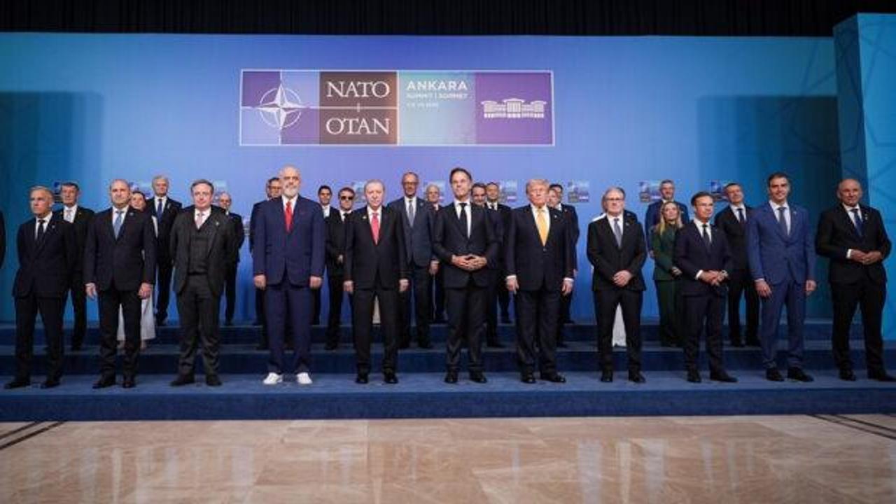 NATO Zirvesi'nde liderlerin yan yana durduğu bir fotoğraf.