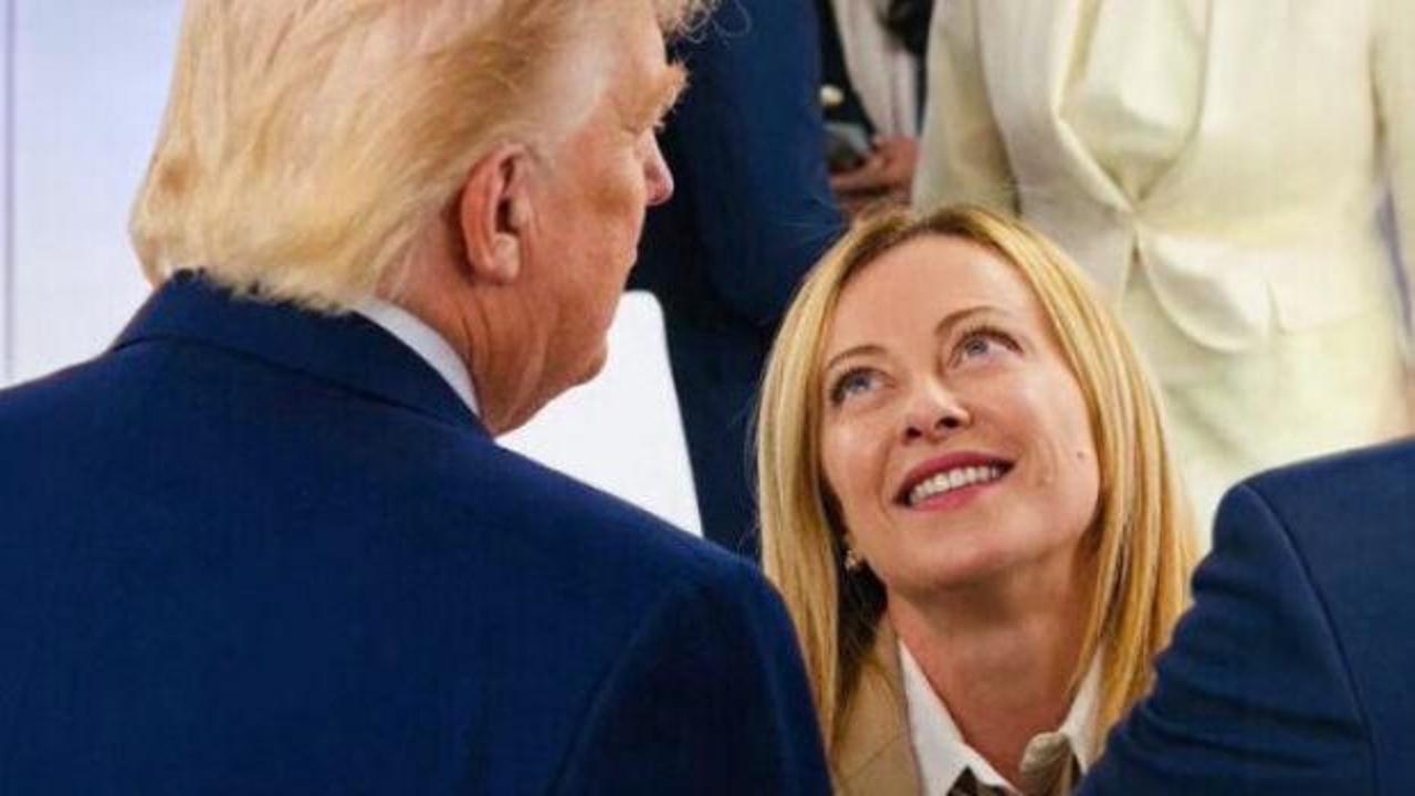 Donald Trump ve Giorgia Meloni tokalaşırken çekilmiş bir fotoğraf.