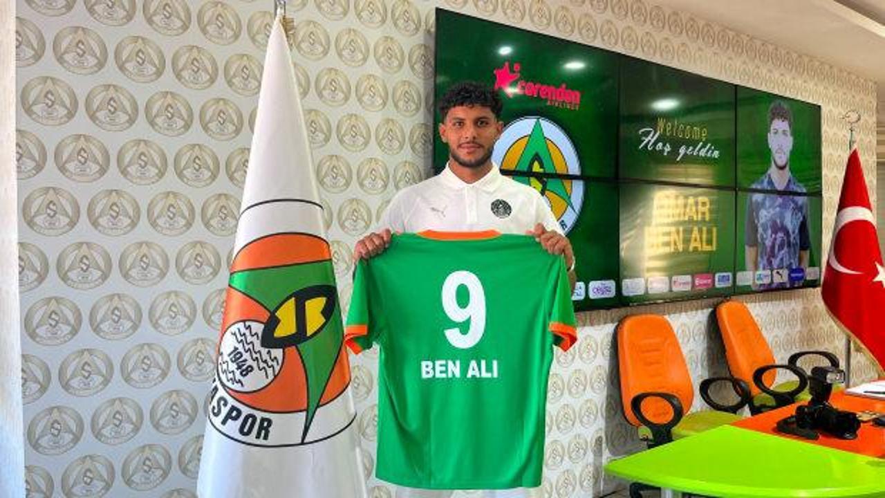 Corendon Alanyaspor'un yeni transferi Omar Ben Ali imza töreninde Alanyaspor formasıyla poz veriyor.