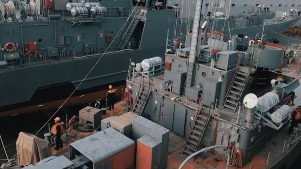 İzmir Tersanesi'nde bulunan devasa yüzer havuzda bakım çalışmaları yapılıyor.