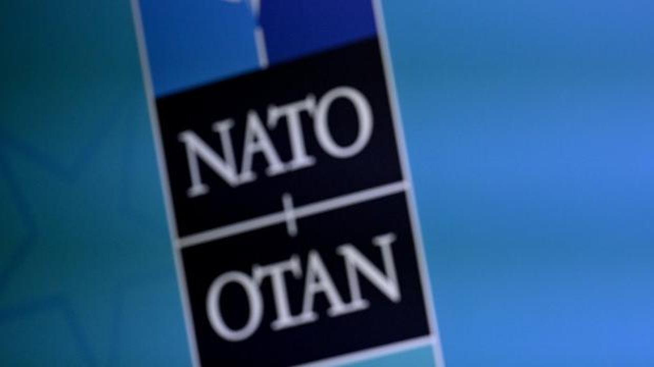 NATO bayrakları ve Türkiye bayrağının yan yana göründüğü bir görsel.