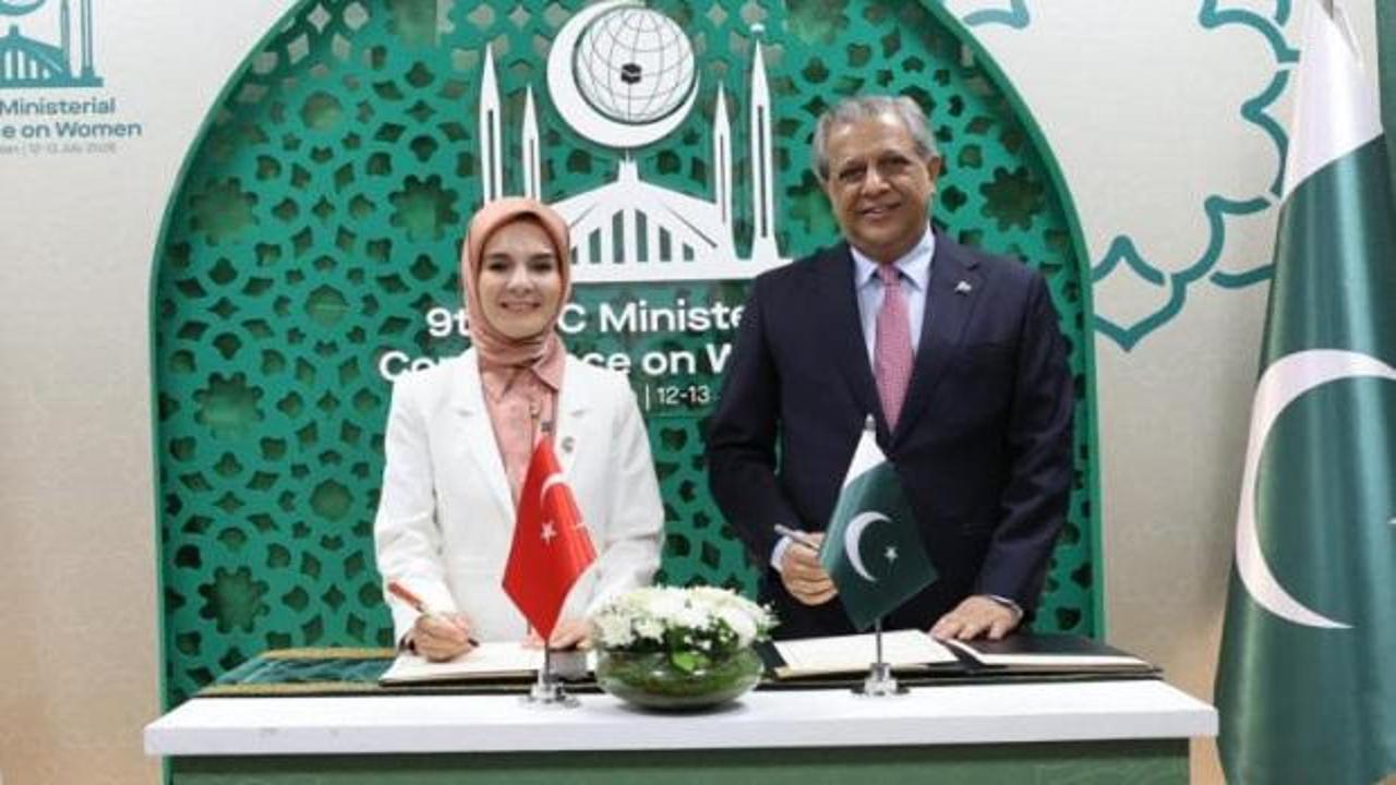 Aile ve Sosyal Hizmetler Bakanı Mahinur Özdemir Göktaş ve Pakistan İnsan Hakları Bakanı Azam Nazeer Tarar'ın İslamabad'da imza töreninde çekilmiş fotoğrafı.